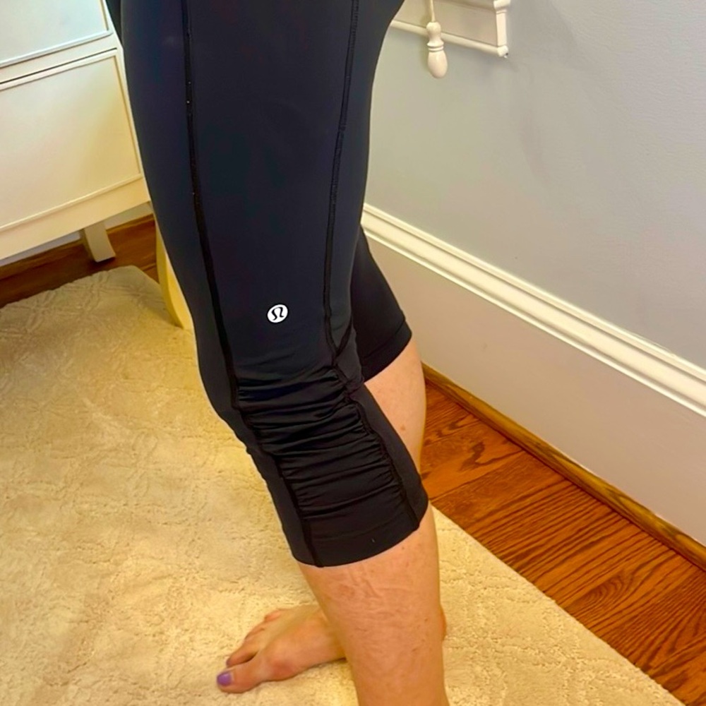 Lululemon black capri leggings with decorative ruching size 6 EUC